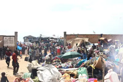 Impunzi z'Abanyecongo zigandagaje ku kivuko ca Rumonge. 