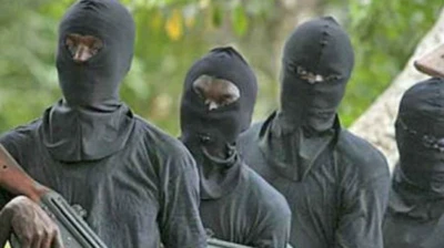 Awọn eeyan ti wọn fi aṣọ dudu bo oju, wọn gbe ibọn dani