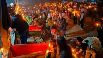 कैंडल लाइट मार्च निकालते लोग