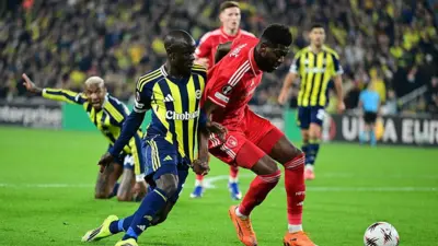 Fenerbahçe oyuncuları sahada Nottingham Forest oyuncuları ile
