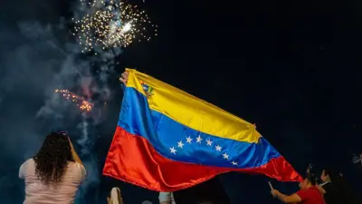 Флаг Венесуэлы на фоне салюта