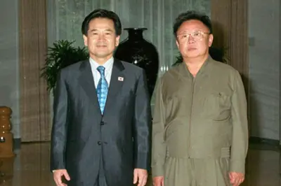 정동영 한국 통일부 장관은 지난 2005년 대통령 특사 자격으로 평양을 방문해 김정일 국방위원장과 단독 면담했다