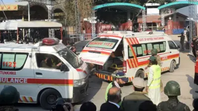 دو آمبولانس در حال انتقال مجروحان به یک شفاخانه در پاکستان 