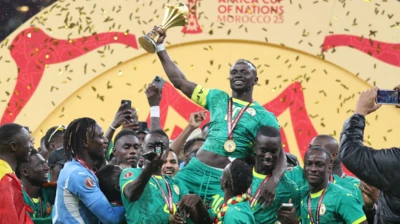  Senegalese players raise the Afcon trophy 