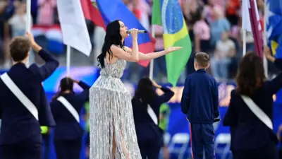 Penyanyi Katy Perry dan Tius Luka tampil selama upacara pembukaan sebelum pertandingan