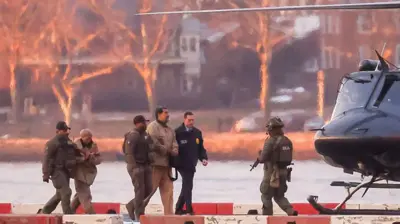 مادورو و همسرش در حال انتقال به هیلکوپتر در حالیکه در میان چند مامور احاطه شدند