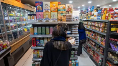 زنی بی‌حجاب در سوپرمارکتی در بوشهر