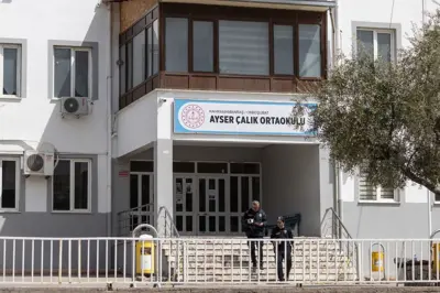 Saldırının düzenlendiği Kahramanmaraş'taki Ayser Çalık Ortaokulu'nun merdivenlerinden iki polis memuru iniyor. 