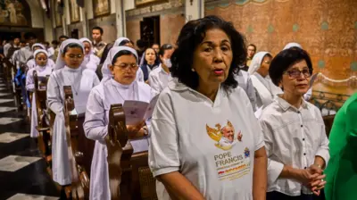 Umat Katolik mengikuti Misa Requiem di Gereja Katedral, Jakarta, Kamis (24/4/2025).