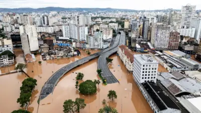 Imagem aérea de viaduto em Porto Alegre parcialmente submerso