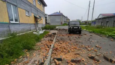Calle con ladrillos y un automóvil