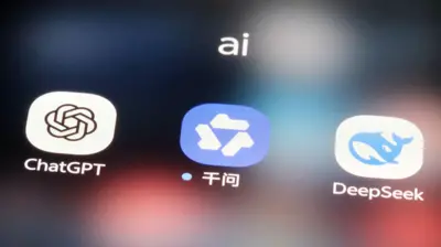 سه نماد برای برنامه‌های هوش مصنوعی. در سمت چپ چت‌جی‌پی‌تی قرار دارد. در میانه کوئن است که با دو کاراکتر چینی نوشته شده است. در سمت راست دیپ‌سیک قرار دارد.
