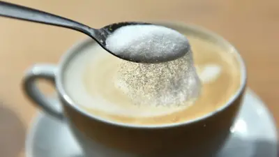 ቡና ውስጥ በማንኪያ ስኳር ሲጨመር