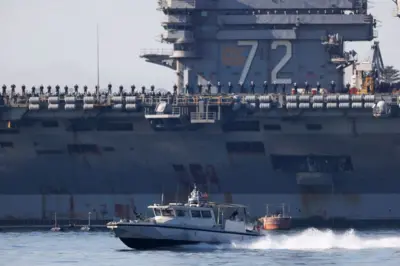 ناوهواپیمابر لینکلن غولی صدهزارتنی و شهر نظامی شناوری است که به سوی آبهای خلیج فارس در حرکت است