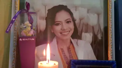 Foto dokter Icha dalam bingkat dengan nyala lilin di depannya dan karangan bunga bertuliskan beauty life.