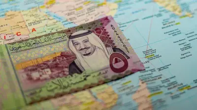 ورقة من فئة خمسة ريال سعودي تحمل صورة الملك سلمان