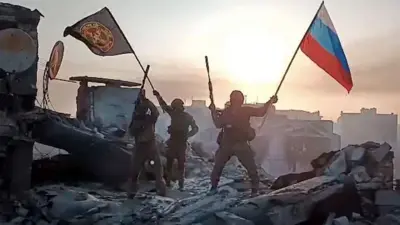 Вагнеровцы на руинах с флагами