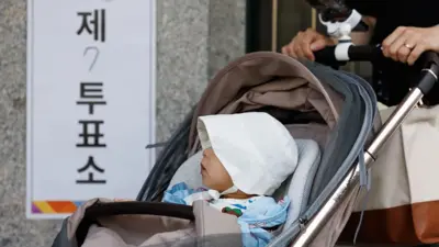 一个婴儿车出现在街头