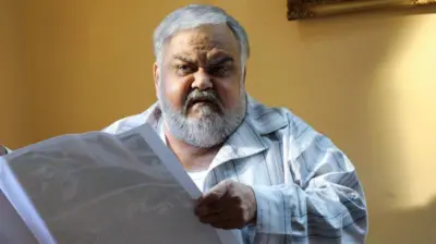 اکبر عبدی در صحنه ای از یک فیلم
