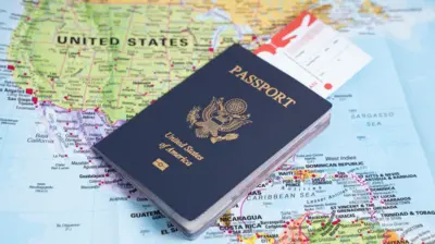 বিশ্ব মানচিত্রের ওপর রাখা মার্কিন যুক্তরাষ্ট্রের পাসপোর্ট
