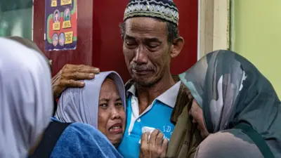 Pihak keluarga menangis saat proses penyerahan jenazah korban kecelakaan kereta api di Rumah Sakit Polri, Jakarta, Selasa (28/04).