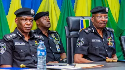 Aworan ọga ọlọpaa Frank Mba ati ọga agba yan-an-yan nileeṣẹ ọlọpaa Naijiria Ẹgbẹtokun.