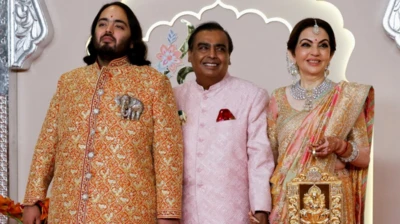 Neeta et Mukesh Ambani, avec leur fils, le marié.