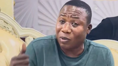 Sunday Igboho wọ ẹwu alapa penpe, o si na ika atanpako rẹ soke
