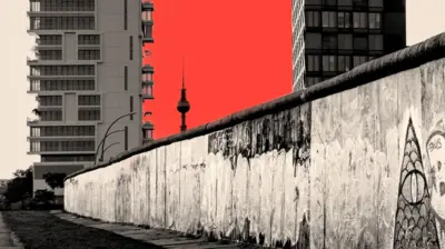 Una imagen compuesta que muestra el Muro de Berlín con bloques de viviendas al otro lado y la Torre de Televisión de Berlín a lo lejos. La fotografía está superpuesta con un cuadrado rojo y un punto verde como elementos de diseño