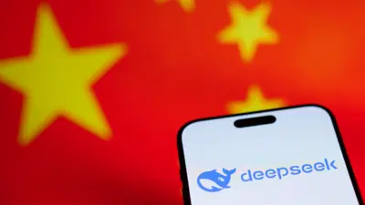 Celular com DeepSeek e bandeira chinesa ao fundo