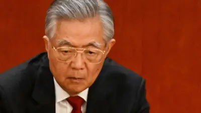 胡錦濤在北京人民大會堂中共二十大開幕式上拍手（16/10/2022）