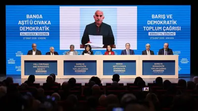 DEM Parti üyeleri —sağdan sola— avukat Faik Özgür Erol, eski Mardin Belediye Başkanı Ahmet Türk, eski siyasi mahkûm Veysi Aktaş, DEM Partisi Milletvekili Pervin Buldan, DEM Partisi Eş Genel Başkanı Tülay Hatimoğulları, DEM Partisi Eş Genel Başkanı Tuncer Bakırhan, DEM Partisi Milletvekili Mithat Sancar ve DEM Partisi Milletvekili Cengiz Çiçek, 27 Şubat 2026'da Ankara'da düzenlenen bir basın toplantısına katılıyor.