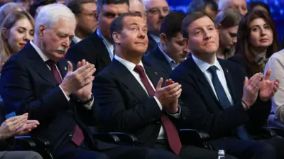 Секретарь генсовета «Единой России» Андрей Турчак (крайний справа) и Дмитрий Медведев, формальный руководитель партии