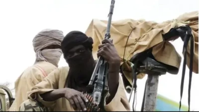 Janduku agbebon to faṣọ boju gbe ibọn dani