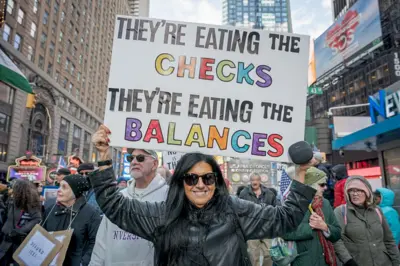 અમેરિકામાં ડોનાલ્ડ ટ્રમ્પ વિરુદ્ધના પ્રદર્શનમાં ઊમટી પડ્યા હજારો, જુઓ તસવીરો