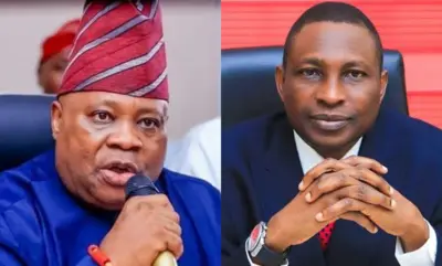 Gomina Ademola Adeleke tipinlẹ Osun lo mu ẹrọ gbohungbohun dani, to si n sọrọ - Nigba ti alaga EFCC ka ọwọ rẹ mejeeji mọra wọn, to si n wo