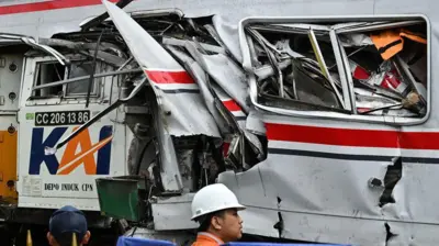 kondisi gerbong KRL Commuterline dan KA Argo Bromo Anggrek pascakecelakaan di Stasiun Bekasi Timur, Bekasi, Jawa Barat, Selasa (28/04).