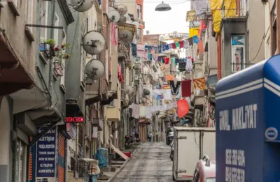 Bir yokuş. Binaların arasına çamaşırlar asılmış