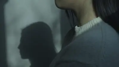 한 여성의 옆모습과 그 그림자