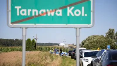 Znak drogowy z napisem „Tarnawa Kolonia” i samochody widoczne w pobliżu miejsca, gdzie po naruszeniu polskiej przestrzeni powietrznej spadł obiekt uznawany za rosyjski pocisk manewrujący. ZAKAZ DYSTRYBUCJI W POLSCE.