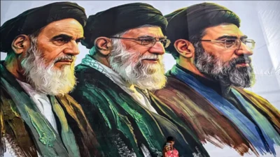 از چپ به راست: آیت‌الله خمینی، علی خامنه‌ای و مجتبی خامنه‌ای
