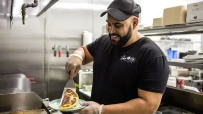 Alejandro Osorio, propietario del restaurante colombiano Arepa Lady en Nueva York, en una imagen de archivo de 2018.