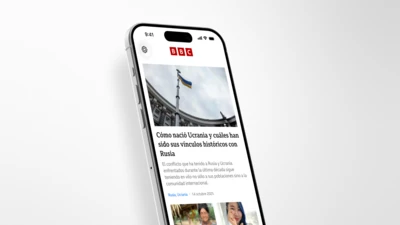 Celular donde en la pantalla se ve la nueva aplicación de BBC Mundo