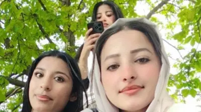 سه خواهر در کنار هم