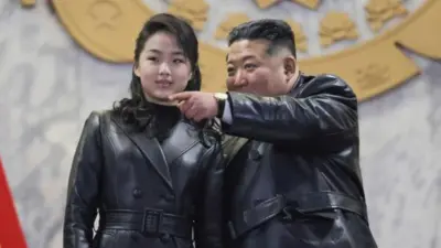 블랙 가죽 재킷을 입은 김정은 북한 국무위원장과 그의 딸 주애
