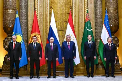 Putin va Markaziy Osiyo davlatlari rahbarlari orqa fonda davlat bayroqlari.