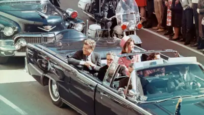 O presidente JFK desfilacomo sacar dinheiro do pixbetcarro aberto pouco antescomo sacar dinheiro do pixbetser assassinadocomo sacar dinheiro do pixbetDallas, Texas,como sacar dinheiro do pixbet1963
