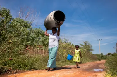 නියඟය මැද ජලය සොයා යන කාන්තාවක් හා දැරියක්