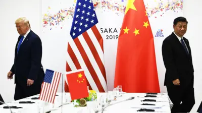 Трамп и Си расходятся после фотографирования на фоне флагов в Осаке