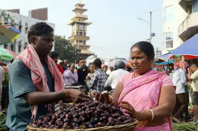 वीरगन्ज घण्टाघरनजिकै सडकमा लागेको बजारमा किनमेल गर्न खोज्दै एक महिला